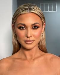 The most symmetrical most perfect face, my Annie bananie 🤍🥹