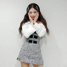 How To Nail Your Idol K Pop Hairstyles Look Stage Outfits Blackpink Stage Outfits Blackpink Fashion
