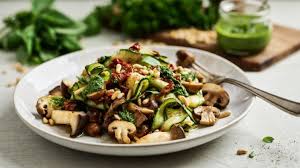 Zucchini Salat Mit Pilzen An Krauter Dressing Rezept Zucchinisalat Krauterdressing Vegetarisch Kochen