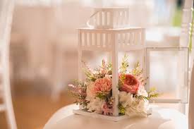 Lanterne Fleurie Pour Decoration De Ceremonie Laique Wedding Flowers Mariage Save Your Date Decorations De Ceremonie Decoration Ceremonie Laique