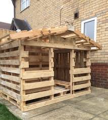 Te indicamos las claves para lograr una ambientación definimos como casas de madera a aquellas construcciones residenciales en las que prima el uso de la madera en las estructuras, ya sea como. Como Hacer Una Caseta Con Palets De Madera Casetas Y Cobertizos