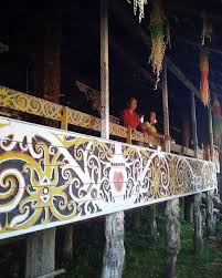 Dibangun hanya dengan kayu dan lalang, diaman. 3 Rumah Adat Lamin Keunikan Gambar Ciri Arsitektur
