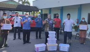 Para penggerak masyarakat orang asli pejabat agama daerah slim river bergotong royong angkut barang ke dalam kenderaan untuk dibawa masuk ke perkampungan oa. Calon Spm Terima Sumbangan Alat Tulis Daripada Kerajaan Negeri