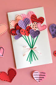 Valentinstag ist der tag der liebe! Zum Valentinstag Karten Basteln Geht Leicht Mit Diesen Diy Bastelideen Valentinstag Bastelideen Valentinstag Karten Valentinstag Basteln