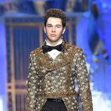 Singer and social media star whose popularity spawned from several viral videos of his 2011 performances, which led him to became known as the second coming of justin bieber. Austin Mahone Alben Songs Playlists Auf Deezer Horen