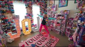 However, sequins and rainbows party took a dark turn when police and paramedics were called to the house. Jojo Siwa House Tour Videos Merch Room 7 Eleven Candy Room