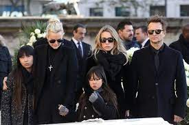 Johnny hallyday n'avait pas laissé de consignes pour son enterrement, mais il avait «glissé» trois autres orateurs suivront: Riesige Hommage An Johnny Hallyday Frankreich Verabschiedet Sich Von Seinem Idol
