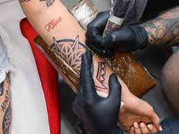 Sprachen unbekannte zu ihr, hatte sie das gefühl, allein zu sein, an einem unheimlichen ort. Skin Stories I Tattoos I Korperstellen Fur Tattoos