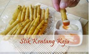 Goreng di minyak panas hingga cokelat keemasan. Camilan Mpasi Stik Kentang Keju Cute766