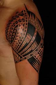 Avec l'épaule, le bras et l'avant bras interne et externe, le tatouage tribal est celui qui est le plus prisé. 1001 Idees De Designs Uniques De Tatouage Manchette Tatouage Polynesien Homme Tatouage Epaule Homme Tatouage Polynesien