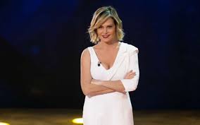 La conduttrice ha indossato dei pantaloni con lo strascico e ha sfoggiato una nuova acconciatura. Simona Ventura L Esilarante Spot Alla Lavanderia Dell Aereoporto Di Malpensa Per Lanciare The Voice