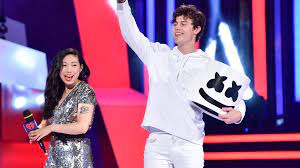 Marshmello is one of the highest paid djs in the world and we haven't even seen his face. Shawn Mendes Appeared Under Marshmello S Signature Mask At The 2018 Iheart Radio Mmvas Teen Vogue