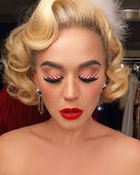 29 Cute Christmas Makeup Looks For 2020 Fun Festive Ideas Glamour Create a gorgeous everyday look with these 10 simple makeup steps that work for every face. 29 cute christmas makeup looks for 2020