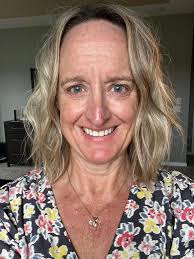 Subtle everyday eyeshadow look with Seint shades