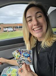 Ho chiesto a mia moglie di aprire una confezione blister da 3 pezzi sulla  via di casa da Target. : r/PokemonTCG