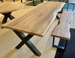 So gut wie in jedem haus finden wir einen tisch. Baumstamm Tisch Akazie Einzigartige Produkte Aus Holz Xyleia Natural Interiors