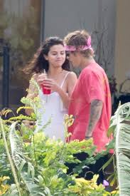 Jun 21, 2021 · selena gomez has witnessed a lot of heartbreaks in her life. Justin Bieber Und Selena Gomez Knutschend Auf Jamaika Vogue Germany