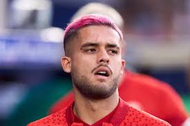 Brezilya'dan Couto, milli takımın isteği üzerine pembe saçlarını değiştirdi  : r/soccer