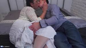 Lui ama penetrare vecchie fighe pelose