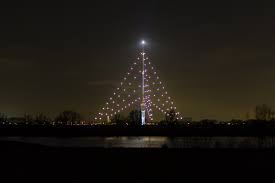 Grootste kerstboom weer ontstoken in ijsselstein. Marco Verhoef On Twitter Je Kunt Er Niet Omheen De Grootste Kerstboom Ter Wereld In Ijsselstein Gerbrandytoren Canon50mm18