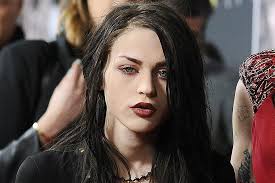 What is frances bean cobain's net worth? Hayley Williams And Gerard Way Defend Frances Bean Cobain After Press Criticise Her Appearance