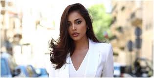 وظهرت فاطمة المؤمن وخاتم الخطوبة بيدها،وهي تقف بجانب خطيبها الذي أخفى وجهه أيضاً بيده كما فعلت هي ، وعلقت قائلة. ÙØ§Ø·Ù…Ù‡ Ø§Ù„Ù…Ø¤Ù…Ù† Ù‚Ø¨Ù„ Ø¹Ù…Ù„ÙŠØ© Ø§Ù„ØªØ¬Ù…ÙŠÙ„