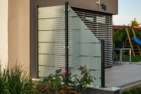Sekey balkon sichtschutz balkonabdeckung balkonsichtschutz balkonverkleidung blickdichte windschutz 90 x 600cm, mit ösen, nylon kabelbinder und kordel, 100% privatsphäre, anthrazit empfehlung. Windschutz Und Sichtschutz Fur Die Terrasse Aus Glas Livvi De