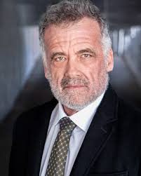 ⛳️ CELEBRITY GOLFER ⛳️ Known as “The UPS Guy” in the Legally Blonde  franchise, Bruce Thomas also starred in ABC Family's big hit Kyle XY and  the Farrelly Brothers' Hall Pass. He