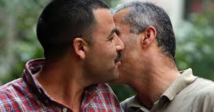 كما احمرّتْ من الخجلِ الخدودُ. Ø­Ø³Ø¨ ÙƒÙ„ Ø¨Ù„Ø¯ Ù‡ÙƒØ°Ø§ ÙŠÙ‚Ø¨Ù„ Ø§Ù„Ø¹Ø±Ø¨ Ø¨Ø¹Ø¶Ù‡Ù… Ø£Ø®Ø¨Ø§Ø± Ø³ÙƒØ§ÙŠ Ù†ÙŠÙˆØ² Ø¹Ø±Ø¨ÙŠØ©