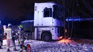 Fahrzeugtyp beliebig andere transporter/lkw cabrio/roadster geländewagen/pickup/suv kasten kleinwagen kombi kompakt limousine sportwagen/coupe van/kleinbus andere pkw. Lkw Fahrer Kommt Nach Unfall In Treptow Kopenick Ums Leben Rbb24