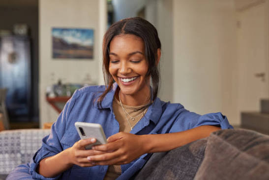 4,200+ Smiling Young Black Woman Reading Text Message On Cell Phone Stock Photos and Royalty-Free Pictures - iStock