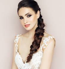 The beauty of an oval face is that a full fringe won't make your face look too rounded; Top Haircuts And Styles For Oval Faces Naturallycurly Com