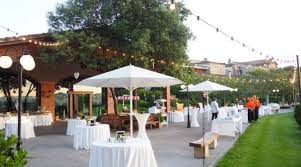 Los novios huyen de los formalismos encorsetados de las celebraciones más tradicionales y quieren que sus invitados. 10 Aspectos A Tener En Cuenta En Una Celebracion De Boda Tipo Coctel Bienvenidos A Mas De Sant Llei