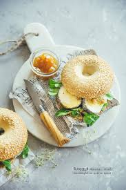 Bagels Chevre Miel Au Confit De Poires Epice Fraise Basilic Recettes De Cuisine Bagels Chevre Miel
