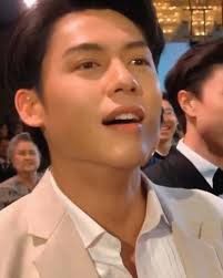 Mark's reaction of Kim getting the wedding bouquet (zoom angle)