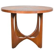 Beautifully grained tiger oak hardwood; Mid Century Modern Broyhill Brasilia Round Lamp End Or Side Table At 1stdibs