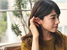 ボディタッチ 髪をかきあげる それとも 服のすそをつかむ 世にたくさんの モテしぐさ がありますが 実際 どんなしぐさが男性たちに人気なのでしょうか cancam編集部が男性100人に調査した 男子が本当にグッとくるしぐさtop20 を cancam 8月号よりご紹介