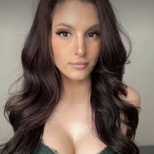 Kaitlyn Hopkins's Instagram, Twitter & Facebook