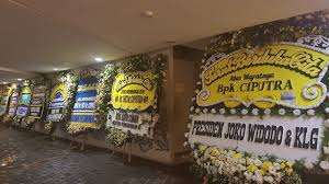 Pesan bunga papan duka cita di toko bunga karanganbunga.com, kami kirimkan hari ini juga. Karangan Bunga Jokowi Dan Para Tokoh Banjiri Lokasi Persemayaman Ciputra Kabar24 Bisnis Com