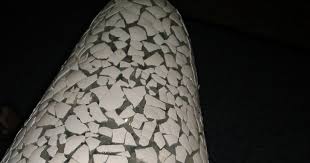 Mys est une mosaïste amateur originaire des yvelines (région de rambouillet) et briarde d'adoption (nord seine et marne) qui travaille depuis 20 ans la mosaïque de coquilles d'oeufs. Peinture Sur Verre Et Porcelaine Comment Decorer Un Vase A La Coquille D Oeuf