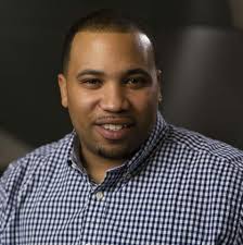 Teacher thanks attendees for workshop