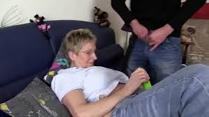 Spia la mamma che si masturba e lei lo fa entrare - XNXX.COM