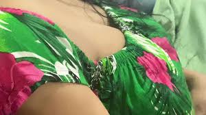 インドのタミル人おばさんの巨大なおっぱいと鼻輪は彼女にとって非常に魅力的です