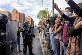 Lamentable actuación de la fuerza disponible de la policía de btá ayer en plaza de bolívar debe ser investigada. Studierende In Kolumbien Fordern Ende Der Korruption Und Der Polizeigewalt Amerika21