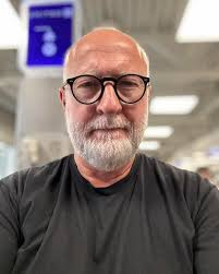 St. Louis, thanks for a fun night of music at Delmar Hall. A good show to  wrap up a great first leg of this year's Solo Electric tour. SOTN:  Something I Learned