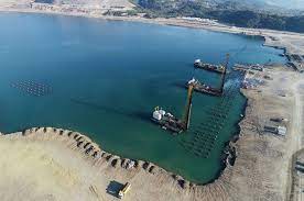 Zonguldak açıklarında bulunan 405 milyar metreküp doğal gaz rezervinin ardından önemi bir kez daha artan filyos limanı, tamamlandıktan sonra türkiye'nin 3'üncü büyük limanı olacak. Filyos Limani Insaati Tam Gaz Devam Ediyor Haberler