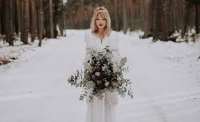 Vous préparez votre mariage et recherchez un bouquet de fleurs bohème, chic, champêtre et romantique ? Mariage D Hiver Quelles Fleurs Pour Composer Son Bouquet De Mariee