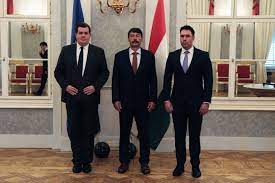 Jun 22, 2021 · szabó államtitkár a horgászok szinte egyenruhaszerűen kötelező öltözetét, az ujjatlan, fekete koktélruhát viseli; F Qhnf5y57goem