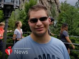 Norte-americano com 6 defeitos congênitos no coração se torna nadador