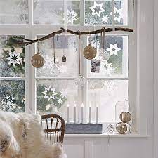 You can paste the tape easily on your window and then finish with artificial snow spray. 10 Ideetjes Om Je Ramen Te Versieren Voor Kerst Christmaholic Nl